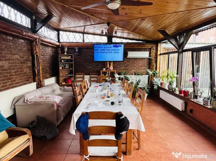 Casă cu 7 camere cu Teren 570 Mp în Roșu