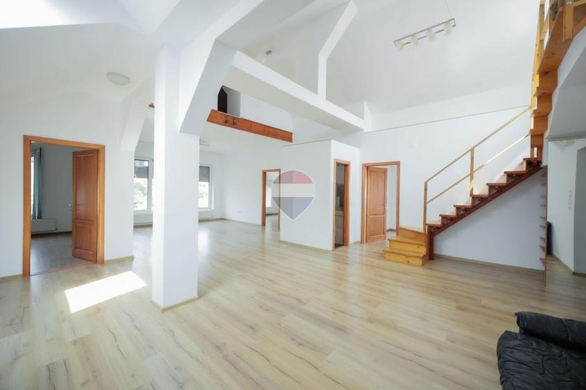 Penthouse cu 4 camere decomandat, mobilat în Nufărul
