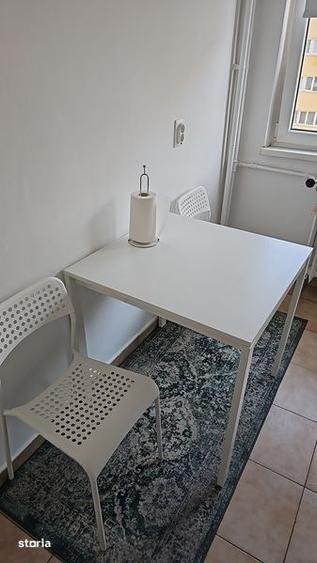 Apartament cu 2 camere semidecomandat, mobilat în Tei