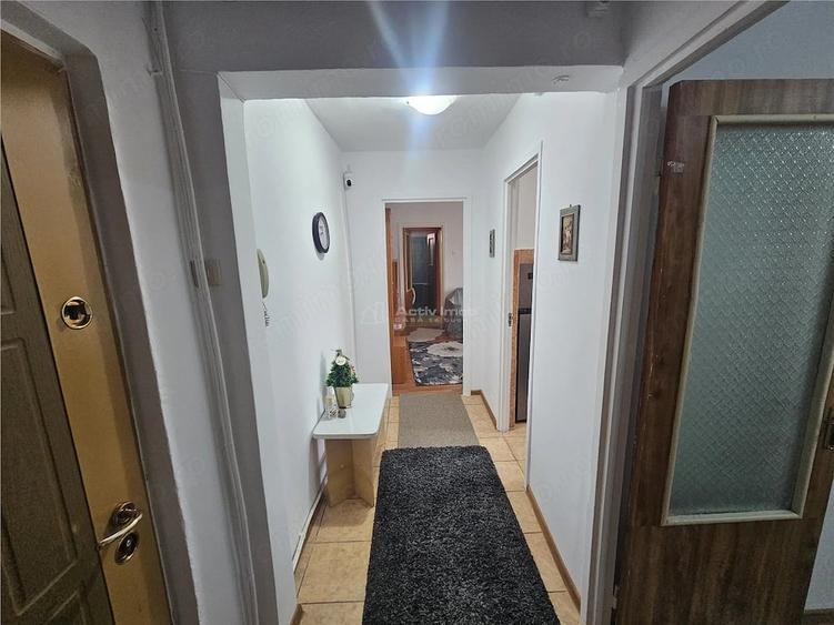 Apartament cu 3 camere semidecomandat în Cuptoare (Reșița)