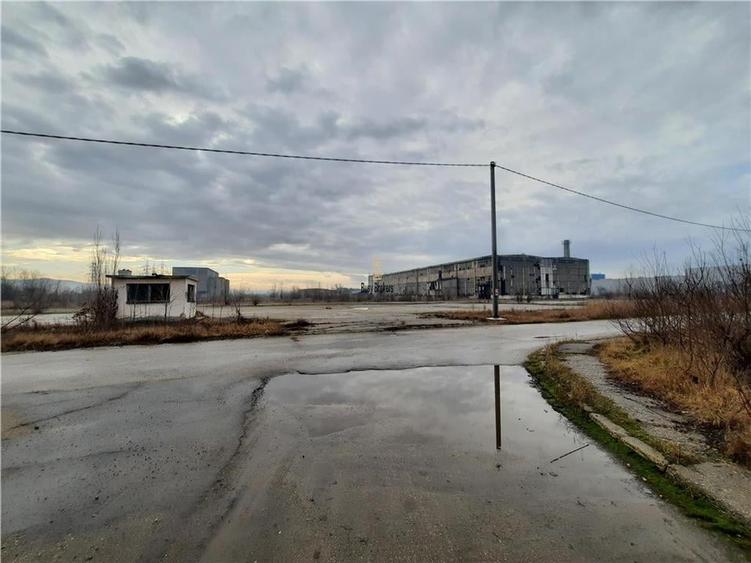Spațiu industrial, de 5,000 mp, în Central