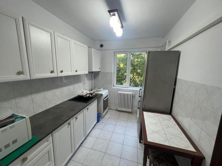 Apartament cu 3 camere decomandat în Podu Roș
