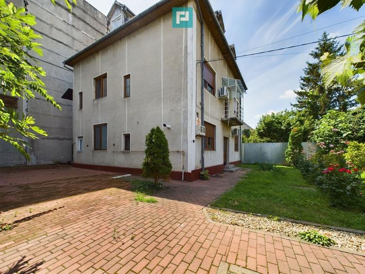 Casă individuală cu 10 camere cu Canalizare în Funcționarilor