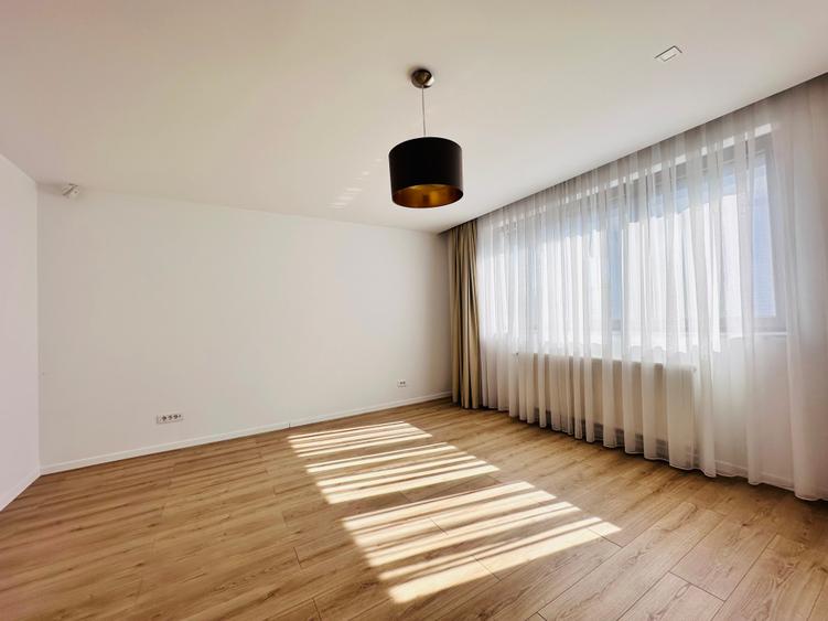 Duplex cu 9 camere cu Garaj în Central