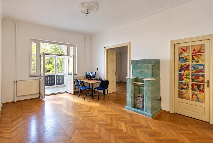 Casă cu 10 camere cu Teren 327 Mp în Capitale