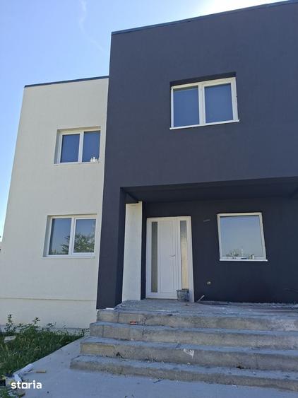 Casă cu 5 camere cu Teren 450 Mp în Malu Mare