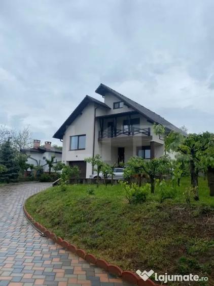 Casă cu 5 camere cu Teren 1280 Mp în Central
