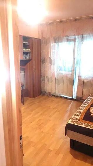 Apartament cu 4 camere decomandat în Lipovei