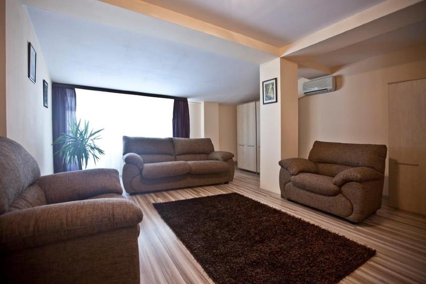 Apartament cu 3 camere decomandat, mobilat în Faleza Nord