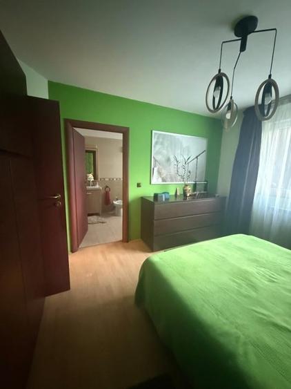 Apartament cu 4 camere semidecomandat, mobilat în Roșu