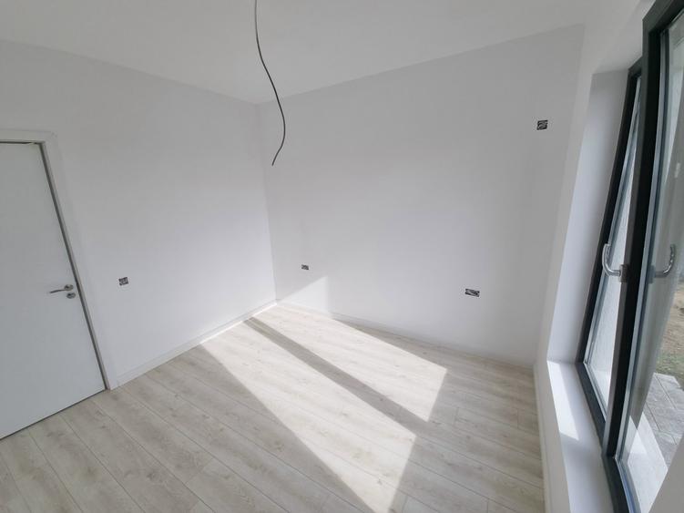 Casă individuală cu 4 camere cu Teren 325 Mp în Vidra
