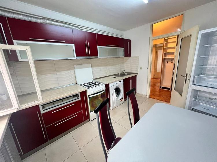 Apartament cu 3 camere decomandat, mobilat în Între Lacuri