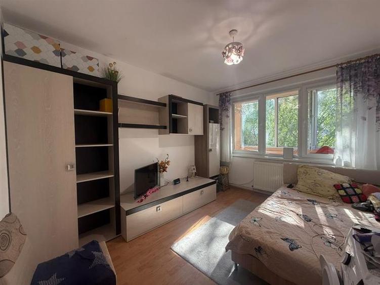 Apartament cu 3 camere semidecomandat, mobilat în Gării