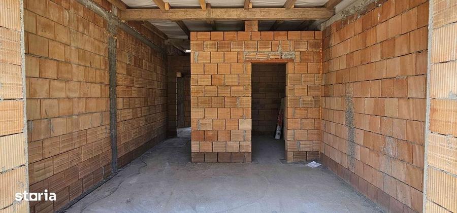 Casă cu 3 camere în Corunca