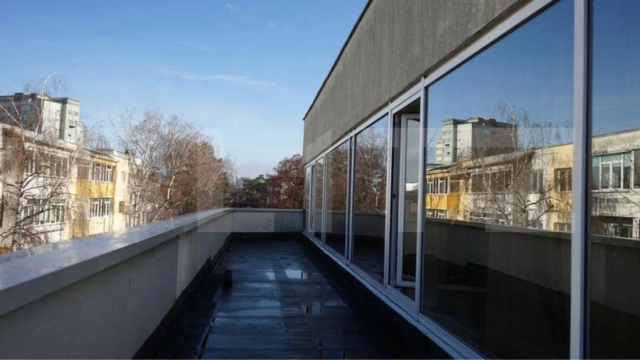 Apartament cu 5 camere decomandat în Policlinica