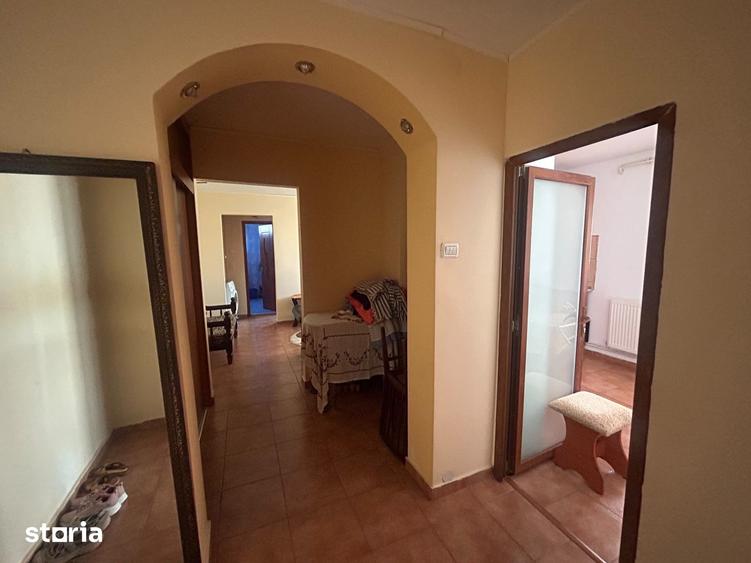 Apartament cu 3 camere decomandat în Exterior Vest