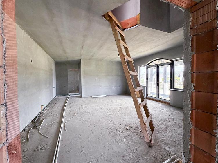Casă individuală cu 6 camere cu Teren 1077 Mp în Bran