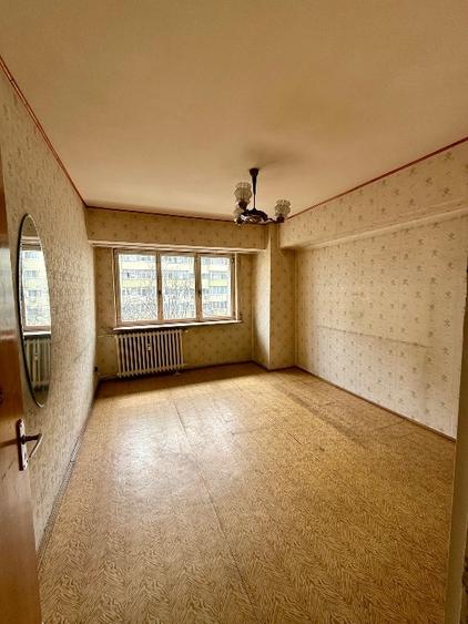 Apartament cu 4 camere semidecomandat, mobilat în Banu Manta