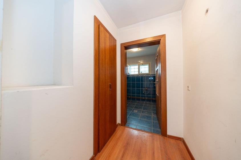 Casă individuală cu 10 camere cu Canalizare în Central