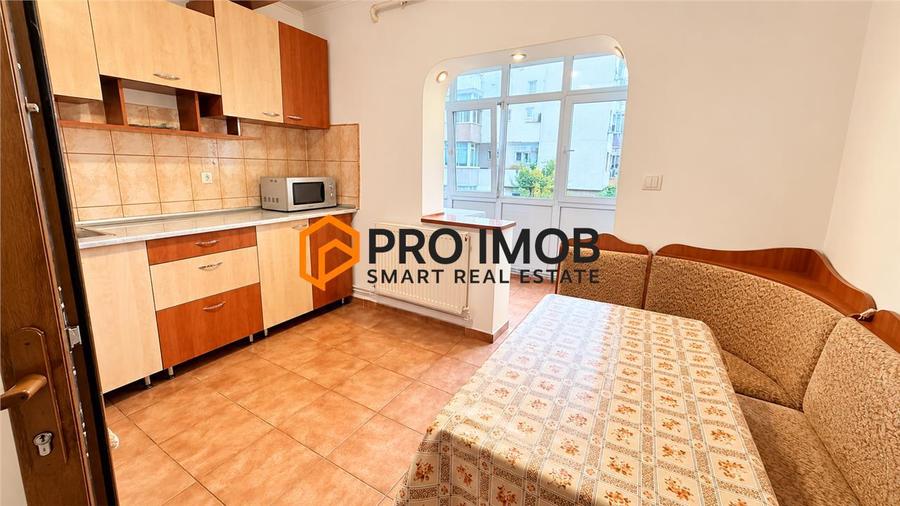 Apartament cu 3 camere decomandat în Micro 12