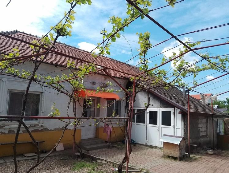 Casă cu 4 camere decomandat în Șimnicu de Jos