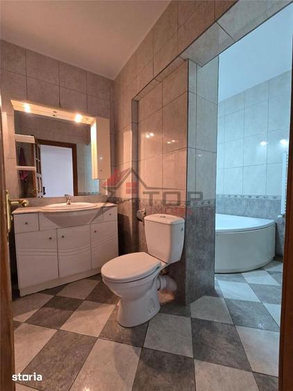 Apartament cu 3 camere decomandat în Podu Roș