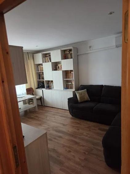 Apartament cu 3 camere decomandat, mobilat în Dacia