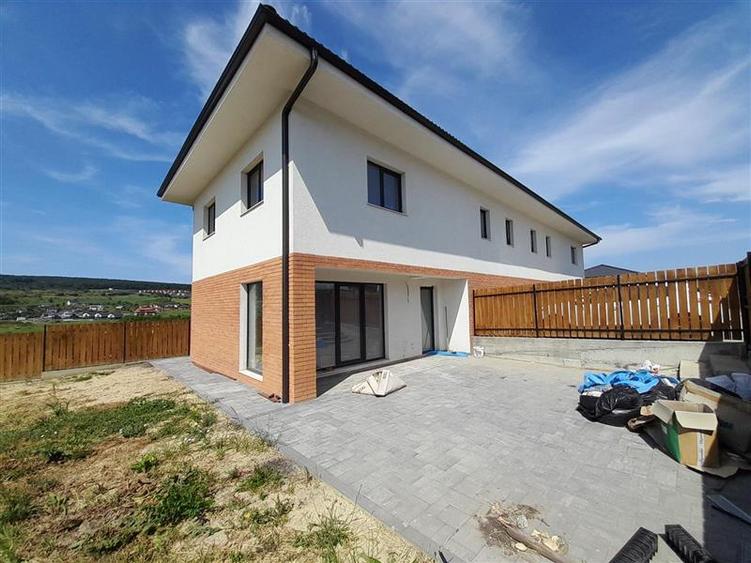 Duplex cu 4 camere cu Canalizare în Chinteni