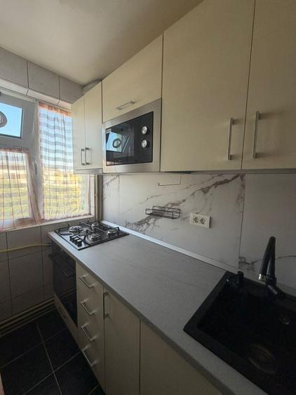 Apartament cu 3 camere semidecomandat în 9 Mai