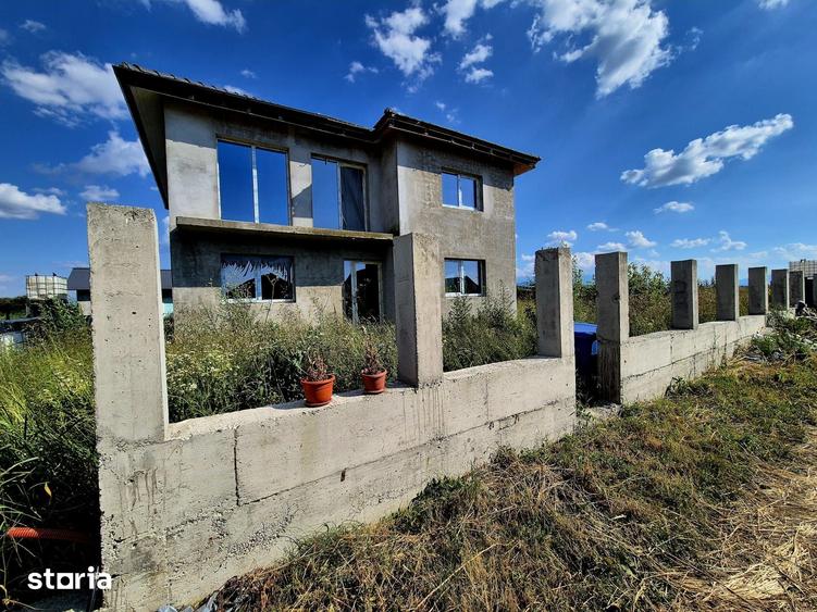 Casă cu 5 camere cu Teren 500 Mp în Stupini