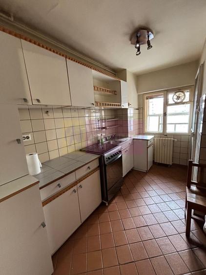 Apartament cu 3 camere decomandat, mobilat în Decebal