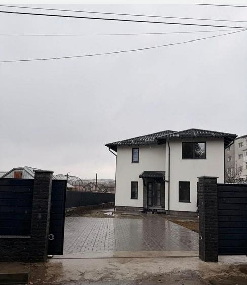 Casă individuală cu 4 camere cu Canalizare în Est