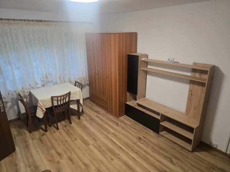 Apartament cu 3 camere semidecomandat în Dara