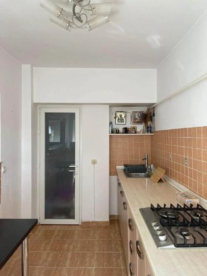 Apartament cu 3 camere semidecomandat în Central