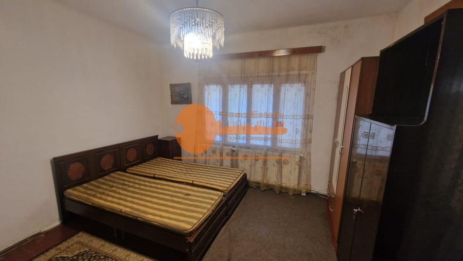 Casă individuală cu 6 camere cu Canalizare în Crângași