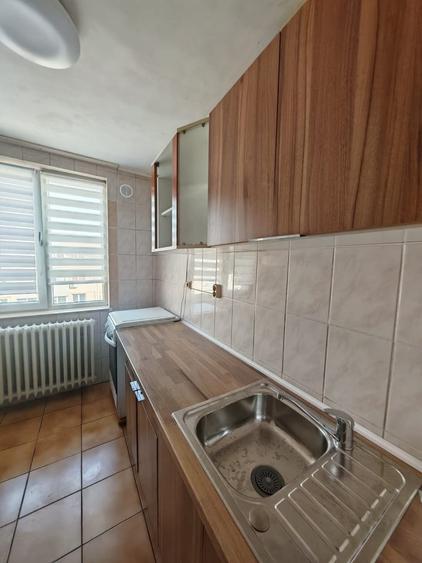 Apartament cu 3 camere semidecomandat în Colentina