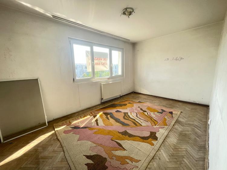 Apartament cu 3 camere semidecomandat în Podu Roș