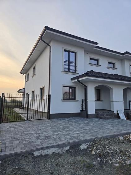 Casă cu 4 camere în Dumbrăvița