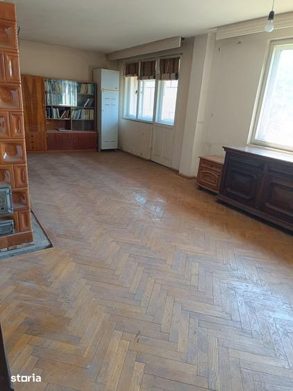 Casă cu 8 camere cu Teren 1584 Mp în Central
