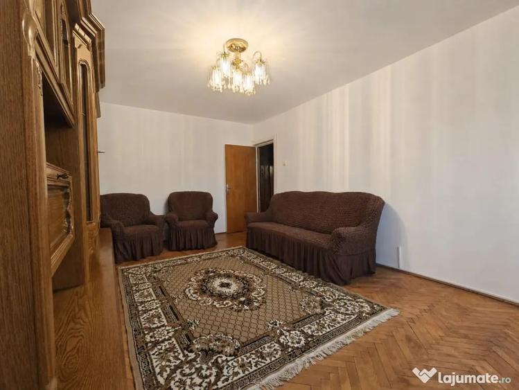 Apartament cu 3 camere decomandat în Girocului