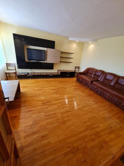 Casă cu 5 camere cu Garaj în Central