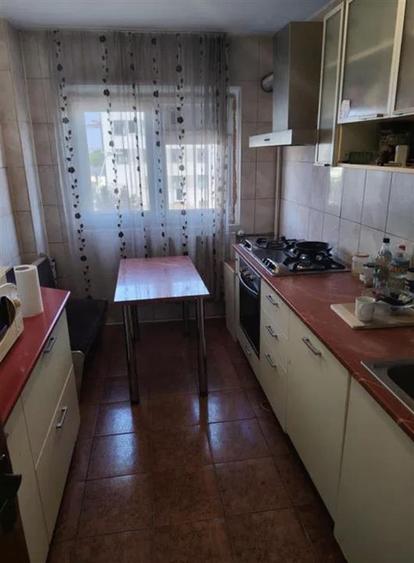 Apartament cu 3 camere semidecomandat, mobilat în Olteniței