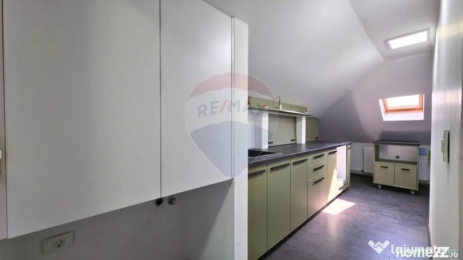 Casă cu 7 camere cu Teren 350 Mp în Lacul Morii