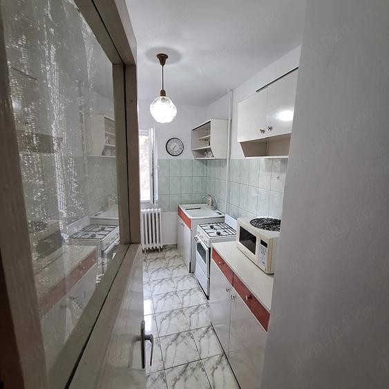 Garsonieră decomandată în Girocului