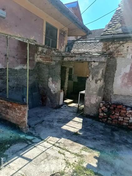 Spațiu comercial, de 1,000 mp, în Cristian