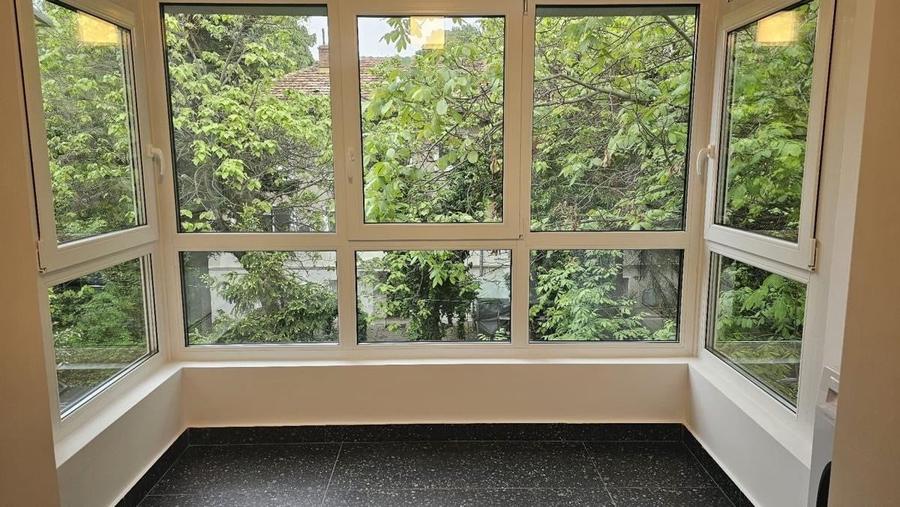 Apartament cu 3 camere semidecomandat, mobilat în Primăverii