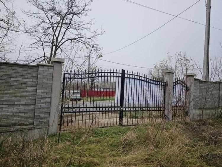 Casă individuală cu 3 camere cu Teren 6200 Mp în Central