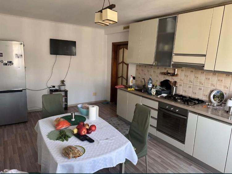 Apartament cu 3 camere decomandat în Exterior Vest