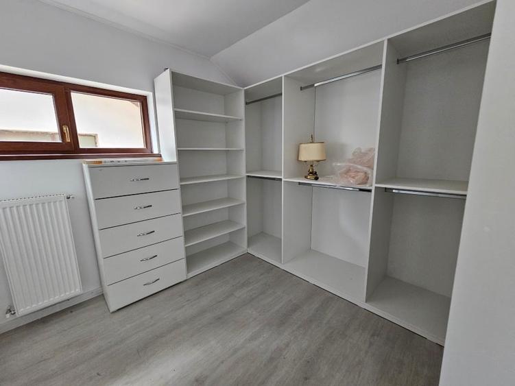 Casă individuală cu 5 camere cu Canalizare în Mărăcineni