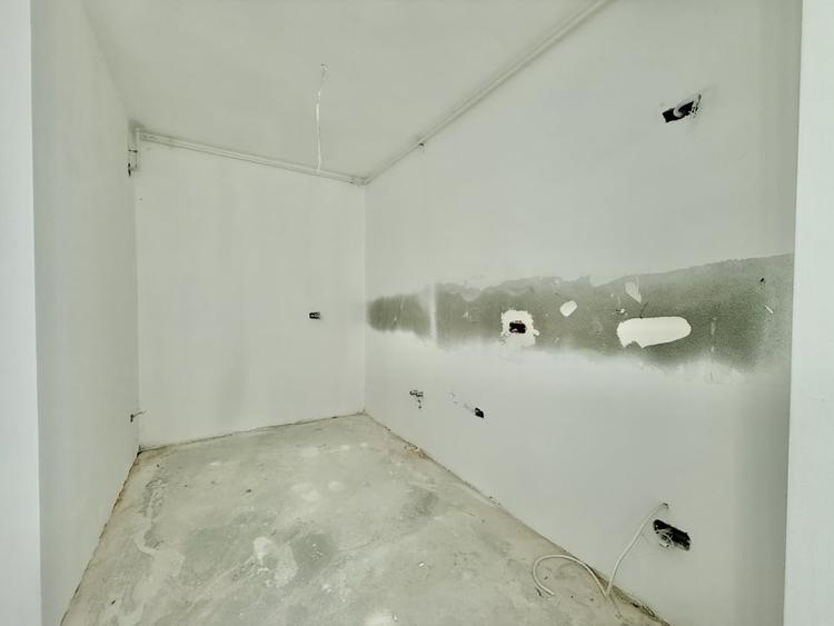 Apartament cu 3 camere semidecomandat în Moșilor